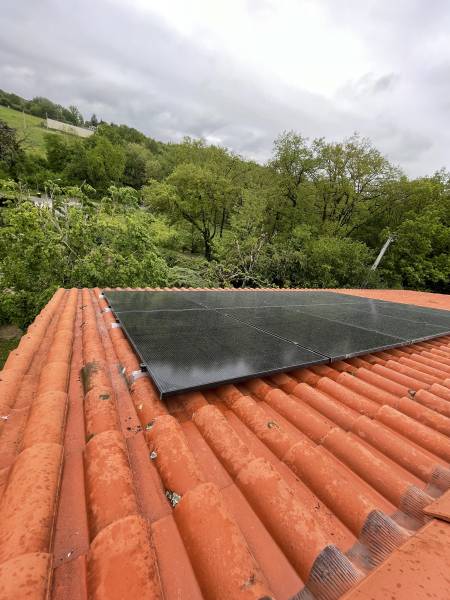 Installation centrale photovoltaïque 4,25 kw/c 10 panneaux solaire sur une toiture de maison à Toulouse