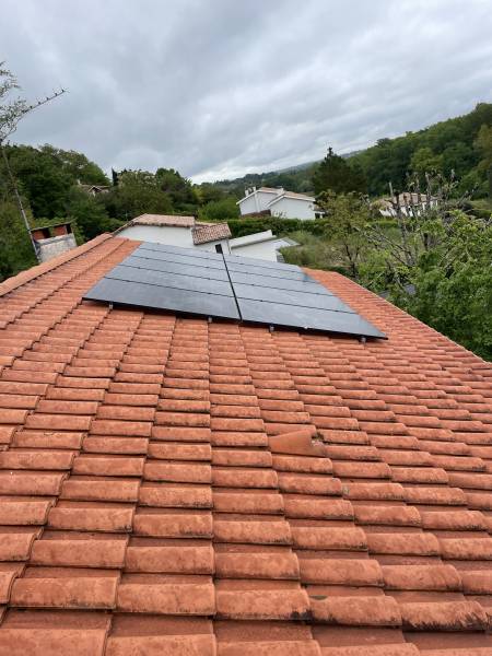 Installation centrale photovoltaïque 4,25 kw/c 10 panneaux solaire sur une toiture de maison à Toulouse