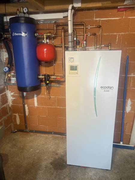Pose et installation d'une pompe à chaleur moyenne température de marque Mitsubishi Electric à Leguevin