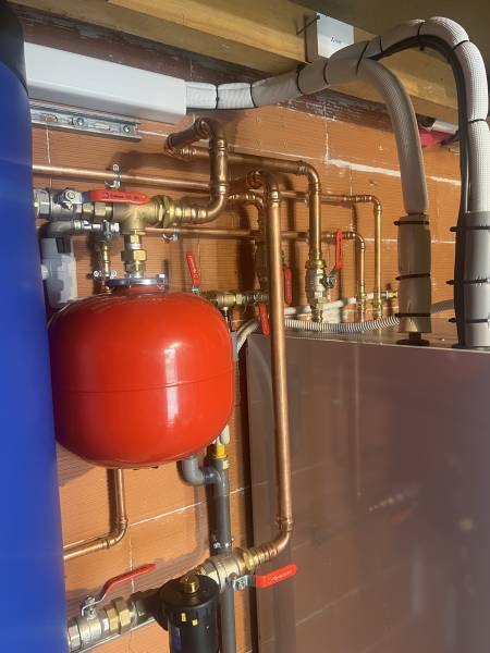Pose et installation d'une pompe à chaleur moyenne température de marque Mitsubishi Electric à Leguevin