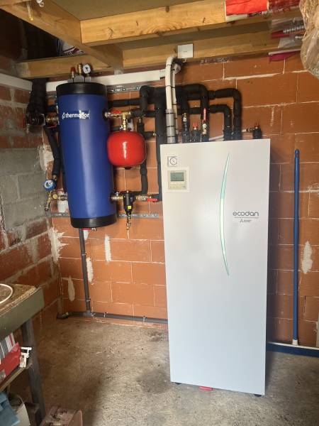 Pose et installation d'une pompe à chaleur moyenne température de marque Mitsubishi Electric à Leguevin